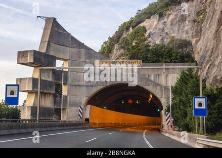 Tunnel sur autoroute A-8, près d'Islares, dans la commune de Castro Urdiales, dans la communauté autonome de Cantabrie, dans le nord de l'Espagne Banque D'Images