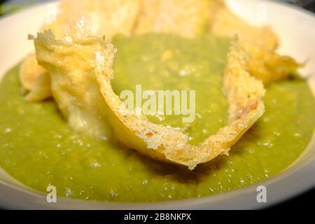 Plat italien à base de fromage parmesan et velouté de pois Banque D'Images