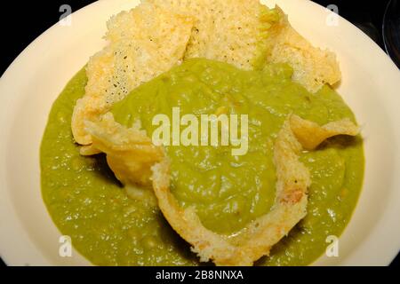 Plat italien à base de fromage parmesan et velouté de pois Banque D'Images