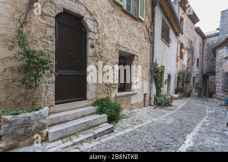 Ruelle pavée, Saint-Paul-de-Vence, Provence-Alpes-Côte d'Azur, Provence, France, Europe Banque D'Images