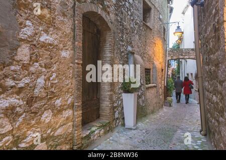Ruelle pavée, Saint-Paul-de-Vence, Provence-Alpes-Côte d'Azur, Provence, France, Europe Banque D'Images