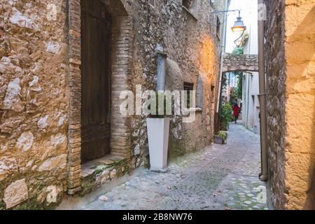 Ruelle pavée, Saint-Paul-de-Vence, Provence-Alpes-Côte d'Azur, Provence, France, Europe Banque D'Images