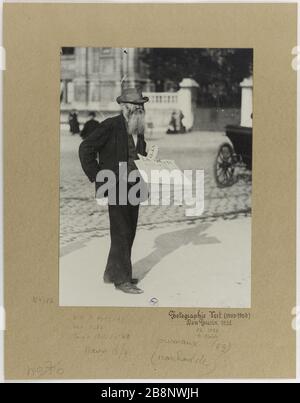 La Patrie, place de l'Hôtel-de-Ville, 4ème arrondissement, Paris. La grandeur du journal 'la Patrie', place de l'Hôtel-de-Ville, Paris (IVème arr.). Photo de Louis Vert (1865-1924). Gélatino-bromure sur papier velours. Entre 1900 et 1906. Paris, musée Carnavalet. Banque D'Images