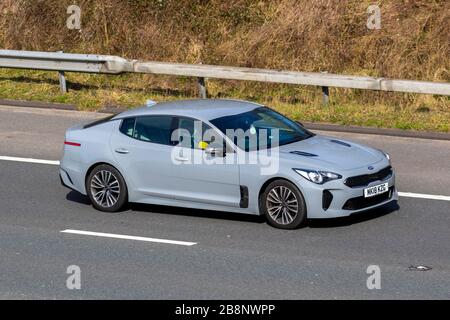 2018 gris Kia Stinger GT-Line ISG Auto ; circulation routière au Royaume-Uni, transport, véhicules en mouvement, véhicule, routes, moteurs, automobile sur l'autoroute Banque D'Images