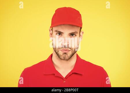 Caissier de l'occupation. Employé de magasin d'embauche. Beau mec uniforme de caissier. Restaurant Café le personnel voulaient. Le service de l'homme cap rouge. Shop assistant. Livraison de commande de l'alimentation l'homme. Caissier de supermarché. Banque D'Images