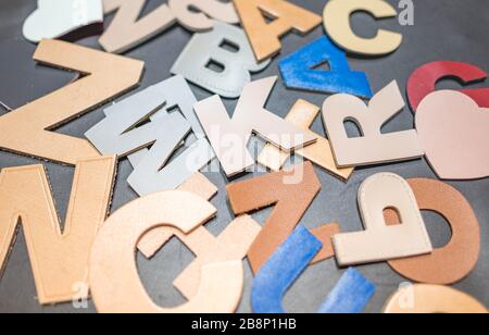 Cuir élégant lettres alphabétiques définies pour créer de la publicité et la texture de fond. Cuir alphabet matériau pour décorer l'artisanat. L'art et d Banque D'Images