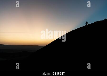 Afrique, Djibouti, Ardoukoba. Paysage d'Ardoukoba. Silhouette d'un homme haut. Banque D'Images