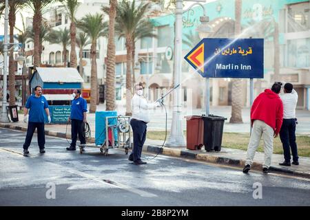 Egypte, Hurghada, 22 mars 2020, les travailleurs qui désinfection de la rue à la protection du coronavirus Banque D'Images