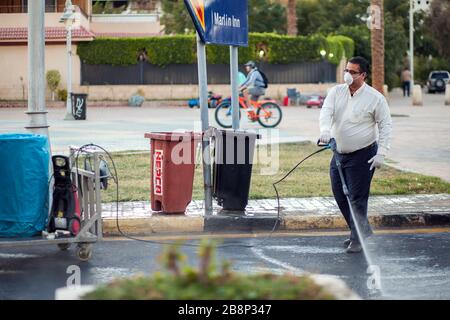 Egypte, Hurghada, 22 mars 2020, les travailleurs qui désinfection de la rue à la protection du coronavirus Banque D'Images