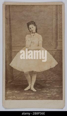 Portrait d'Alice Roch, danseuse au Théâtre de la Gaite et au Théâtre du Châtelet en 1875. Portrait d'Alice Roch, danseuse au Théâtre de la Gaîté et au Théâtre du Châtelet en 1875. Carte de visite (recto). Photographie anonyme.Tirage sur papier alluminé, 1860-1890. Paris, musée Carnavalet. Banque D'Images