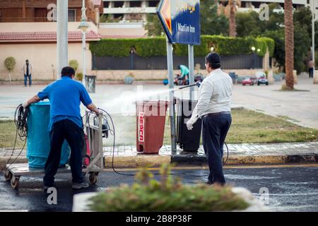 Egypte, Hurghada, 22 mars 2020, les travailleurs qui désinfection de la rue à la protection du coronavirus Banque D'Images