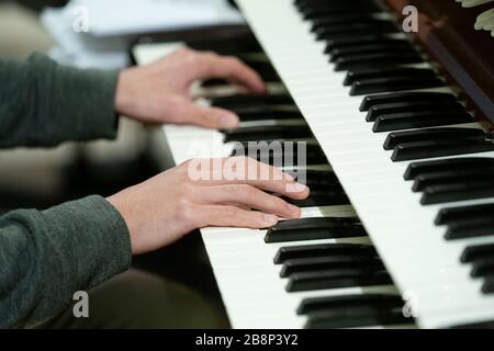 Austin, TX USA 22 mars 2020: L'organiste de l'église joue à l'église luthérienne de Saint Martin comme pasteur prêche à un sanctuaire vide qui normalement tiendra plusieurs centaines de fidèles un dimanche matin dans le centre-ville d'Austin. L'église offre des services en ligne alors que des restrictions de foule sont en place en raison de la pandémie de coronavirus. Crédit: Bob Daemmrich/Alay Live News Banque D'Images