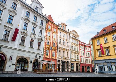 Prague, république tchèque - 19 mars 2020. Bâtiments sur la petite place 'le namesti' près de la place de la Vieille Ville avec fontaine Renaissance au milieu Banque D'Images