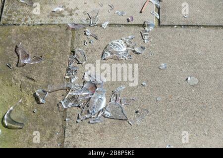 vue rapprochée d'une bouteille cassée qui a été laissée sur le trottoir Banque D'Images