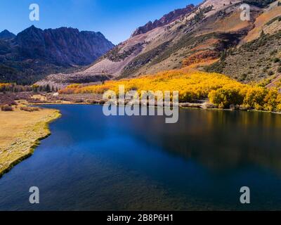 Vue aérienne du lac Nord avec des reflets de plume d'automne et de montagnes . Banque D'Images