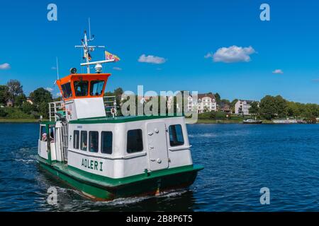 Ferry à pied pour passagers à travers le canal de Kiel à Kiel-Holtenau, Kiel, capitale du Schleswig-Holstein, Allemagne du Nord, Europe centrale Banque D'Images