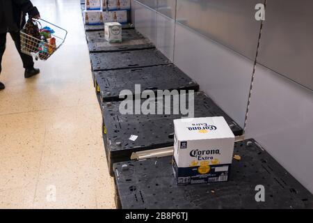 Videz les étagères à bière dans un supermarché Tesco. Pendant la corona virus paniquer les acheteurs ont acheté toute la bière à l'exception d'une boîte de Corona bière! Banque D'Images