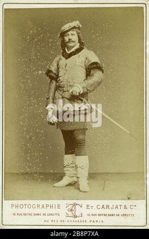 René Didier dans le rôle de Phoebus notre Dame de Paris au Théâtre des Nations, 7 juin 1879 René Didier dans le rôle de Phoebus, dans le Théâtre des Nations, notre-Dame de Paris, de Paul Foucher, d'après le roman de Victor Hugo, au Théâtre des Nations (Ajourd'hui Théâtre de la Ville). Paris (IVème arr.), 7 juin 1879. Alluminé d'Epreuve sur papier. Photo d'Etienne Carjat (1828-1906). Paris, Maison de Victor Hugo. Banque D'Images