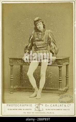 Charley dans le rôle de Jehan Frollo notre Dame de Paris au Théâtre des Nations, 7 juin 1879 Charley dans le quartier de Jehan Frollo, dans le « notre-Dame de Paris » de Paul Foucher, d'après le roman de Victor Hugo, au Théâtre des Nations (Ajourd'hui Théâtre de la Ville). Paris (IVème arr.), 7 juin 1879. Alluminé d'Epreuve sur papier. Photo d'Etienne Carjat (1828-1906). Paris, Maison de Victor Hugo. Banque D'Images