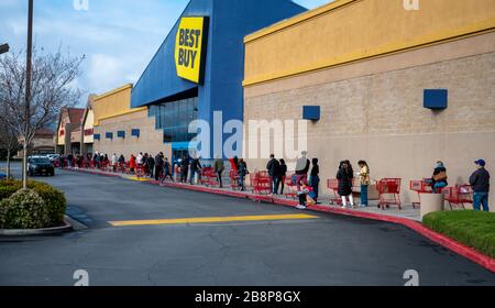 Santa Clarita, Californie États-Unis-17 mars 2020. Les acheteurs attendent en ligne sur le marché de Trader Joe en raison des préoccupations de Coronavirus (COVID-19) Banque D'Images