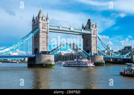 Londres, GB, le 5 mai 2016 : le chemin du London Tower Bridge est levé pour permettre le passage en ferry touristique à travers Banque D'Images