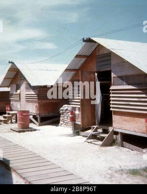 1968, aéroport de Danang, Vietnam, deux petits bâtiments pour les militaires américains pendant la guerre. Banque D'Images