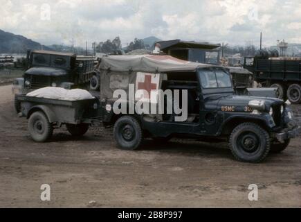 1968, aéroport de Danang, Jeep de la Croix-Rouge du Vietnam pendant la guerre du Vietnam. Banque D'Images