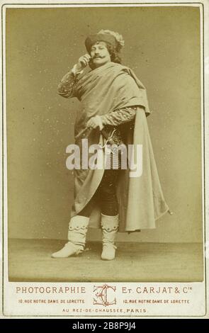 René Didier dans le rôle de Phoebus notre Dame de Paris au Théâtre des Nations, 7 juin 1879 René Didier dans le rôle de Phoebus, dans le Théâtre des Nations, notre-Dame de Paris, de Paul Foucher, d'après le roman de Victor Hugo, au Théâtre des Nations (Ajourd'hui Théâtre de la Ville). Paris (IVème arr.), 7 juin 1879. Alluminé d'Epreuve sur papier. Photo d'Etienne Carjat (1828-1906). Paris, Maison de Victor Hugo. Banque D'Images