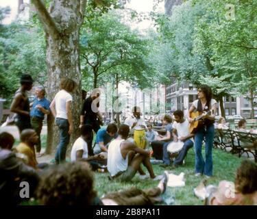 1968, David Peel (1942-2017) au Washington Square Park, New York Banque D'Images