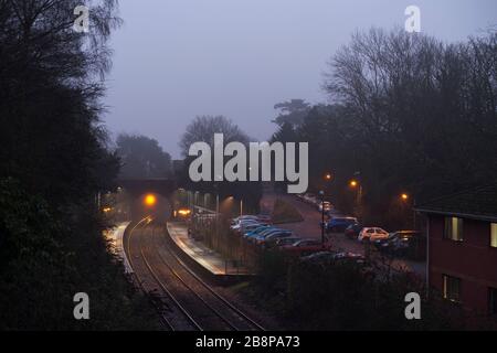 Gare de Llanishen dans les vallées du sud du Pays de Galles au crépuscule par une journée humide et misteuse Banque D'Images