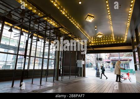 Une salle de jeux est vide au Pike place Market le dimanche 22 mars 2020. Bien que de nombreuses entreprises liées à la nourriture soient ouvertes, les entreprises non essentielles du site sont temporairement fermées, y compris les échoppes omniprésentes de souvenirs et de fleurs du marché. Banque D'Images