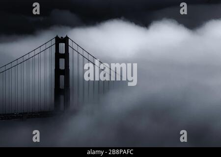 Golden Gate Bridge partiellement obscurci par le brouillard au crépuscule, San Francisco, Californie, États-Unis, Amérique du Nord, noir et blanc, virage en sélénium Banque D'Images