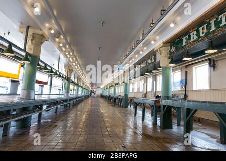 Une salle de jeux est vide au Pike place Market le dimanche 22 mars 2020. Bien que de nombreuses entreprises liées à la nourriture soient ouvertes, les entreprises non essentielles du site sont temporairement fermées, y compris les échoppes omniprésentes de souvenirs et de fleurs du marché. Banque D'Images