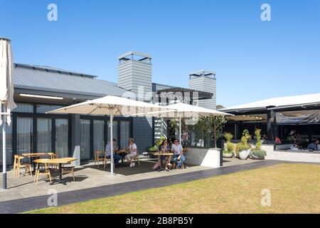 Terrasse extérieure à Cable Bay Vineyards and Restaurant, Nick Johnstone Drive, Oneroa, Waiheke Island, Hauraki Gulf, Auckland, Nouvelle-Zélande Banque D'Images