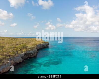 Côte de Curaçao avec photo de drone d'eau bleue Banque D'Images