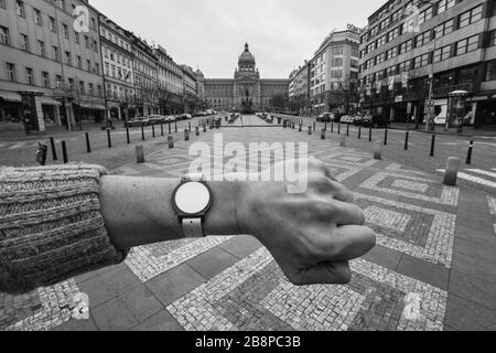 La place Venceslas (Václavské náměstí) à Prague, en République tchèque, illustrée à 13h27 lors de la quarantaine pandémique du coronavirus COVID-19 (verrouillage), le 19 mars 2020. La photographie est l'hommage à la célèbre photographie du photographe tchécoslovaque Josef Koudelka photographiée au même endroit lors de l'invasion soviétique en Tchécoslovaquie en août 1968. La montre sans main sur la gauche du photographe est en fait une puce d'entrée à la Šutka Aquacentrum qui est inutile pendant la quarantaine parce que toutes les piscines sont également fermées indéfiniment en raison de l'épidémie de virus corona. Banque D'Images