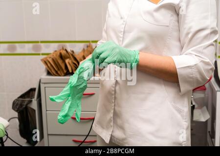 Procédures médicales dans le bureau du spécialiste en ORL Banque D'Images