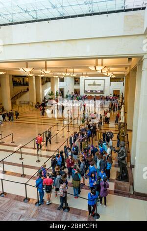 Touristes attendant sur une file d'attente pour rejoindre une visite guidée à l'intérieur du Congrès américain, Capitol Building à Washington DC, États-Unis Banque D'Images