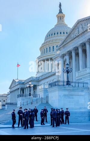 Capitol Building police Security, groupe de policiers de Capitol Hill se réunissant devant le Capitol Building à Washington, DC, USA Banque D'Images