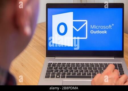 Outlook est utilisé par un homme sur l'ordinateur portable. Logiciel informatique utilisé par le client Microsoft. Le nouveau produit est testé par un spécialiste INFORMATIQUE. San Francisco, Février Banque D'Images