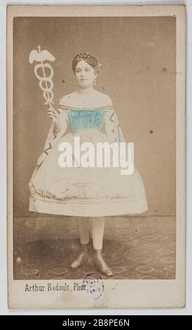 Portrait des neveux Hortense, actrice de théâtre entre 1865 et 1876. Arthur Radoult. Portrait d'Hortense Neveux, actrice de théâtre entre 1865 et 1876. Carte de visite (recto). Rage sur papier alluminé. 1860-1890. Paris, musée Carnavalet. Banque D'Images