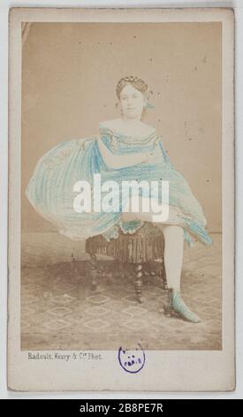 Portrait des neveux Hortense, actrice de théâtre entre 1865 et 1876. Radoult, Veury & Cie. Portrait d'Hortense Neveux, actrice de théâtre entre 1865 et 1876. Carte de visite (recto). Rage sur papier alluminé. 1860-1890. Paris, musée Carnavalet. Banque D'Images