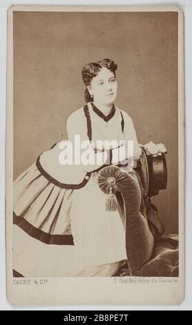 Portrait des neveux Hortense, actrice de théâtre entre 1865 et 1876. Veury et Cie. Portrait d'Hortense Neveux, actrice de théâtre entre 1865 et 1876. Carte de visite (recto). Rage sur papier alluminé. 1860-1890. Paris, musée Carnavalet. Banque D'Images