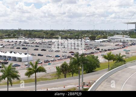 Miami Gardens, Floride, États-Unis. 23 mars 2020. Au lieu de se mettre en place pour le tournoi de tennis de Miami Open, la Garde nationale de Floride (beaucoup sans masques de visage en raison d'une pénurie) J'ai été en train de faire un essai en voiture au large de l'autoroute Florida Turnpike au Hard Rock Stadium de Miami Gardens, où les gens peuvent passer un test COVID-19 sans sortir de leur voiture. Comme le nombre de cas de COVID-19 de Miami-Dade CountyÕs atteint 169, le site sera ouvert lundi à 9 heures dans le parking est du Hard Rock Stadium, 347 Don Shula Drive. Crédit: Groupe médias de tempêtes/Alay Live News Banque D'Images