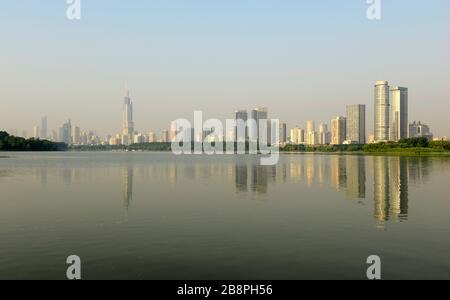 Vue sur Nanjing depuis le lac de Xuanwuhu. Nanjing, Chine en début de matinée Banque D'Images