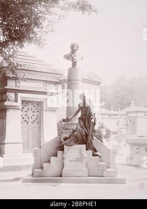 Cimetière du Père Lachaise, tombe de Charles Floquet (1828-1896), politicien français. Paris (vingtième arr.) Cimetière du Père Lachaise. Tombe de Charles Floquet (1828-1896), homme politique English. Paris (XXème arr.). Union photographique française. Paris, musée Carnavalet. Banque D'Images