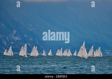 Riva del Garda,Lago di Garda ,Italie - 15 mai 2019: Bateaux à voile sur le lac de Garde, beau lac de Garde entouré de montagnes Banque D'Images