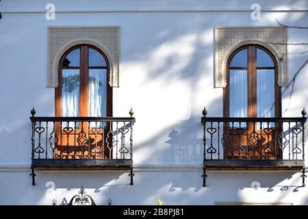 Balcons avec portes en bois sur façade blanche Banque D'Images