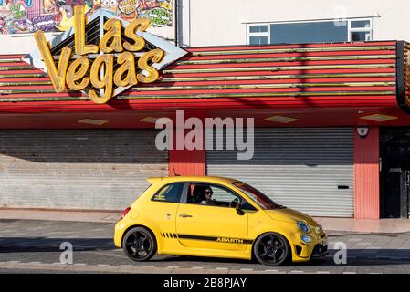 La voiture Fiat Abarth stationnée à l'extérieur de la salle de jeux de Las Vegas sur Marine Parade, Southend on Sea, Essex UK, fermée en raison de la pandémie de Coronavirus COVID-19 Banque D'Images