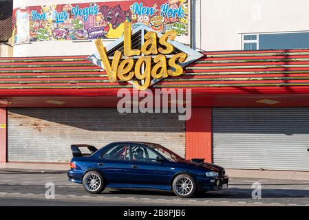Subaru Impreza stationné en dehors de la salle de jeux de Las Vegas sur Marine Parade, Southend on Sea, Essex, Royaume-Uni, fermé en raison de la pandémie de Coronavirus COVID-19 Banque D'Images